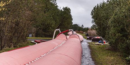 Watertubes i Hyllingeriis, der fyldes af Beredskabsstyrelsens enorme pumper. Foto: Frederikssund Kommune, Kenneth Jensen.