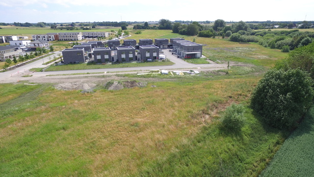 Det er på det grønne areal i forgrunden, at multibanen og legepladsen skal etableres. Foto: Frederikssund Kommune.