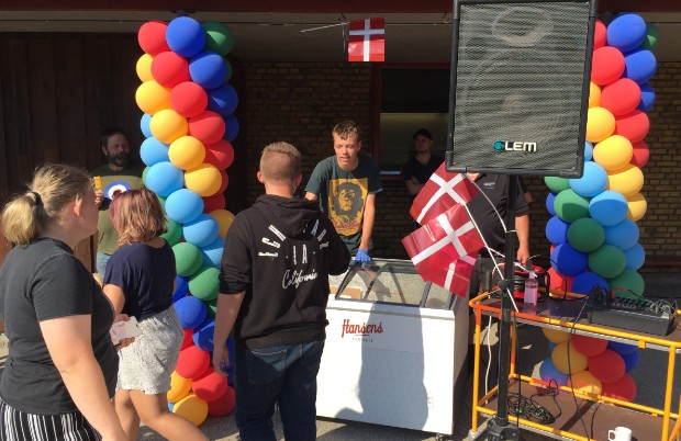 Efter de officielle taler var der en velfortjent is til de mange elever. Foto: Frederikssund Kommune.