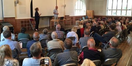 Ca. 50 borgere på stolerækker i Elværket lytter til oplæg om Kommuneplan 2021 - 2033. Foto: Frederikssund Kommune.