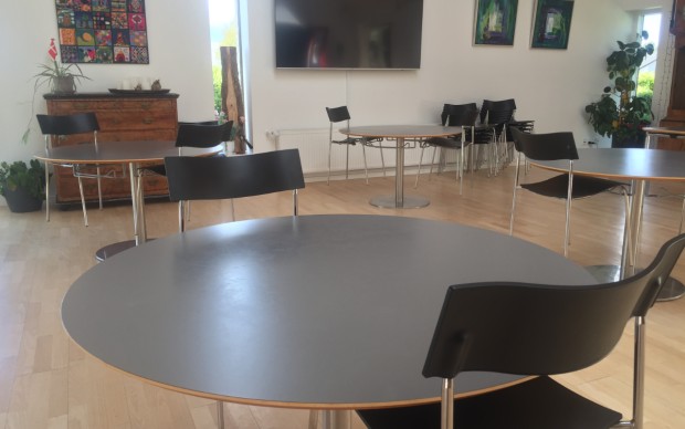 Kantineområdet er klargjort, så der kun er to siddepladser ved hvert bord, og afstandskravet på en meter dermed kan overholdes. Foto: Frederikssund Kommune.