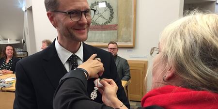Kenneth Jensen modtager Ridderkorset, der overrækkes af borgmester Tina Tving Stauning. Foto: Frederikssund Kommune.
