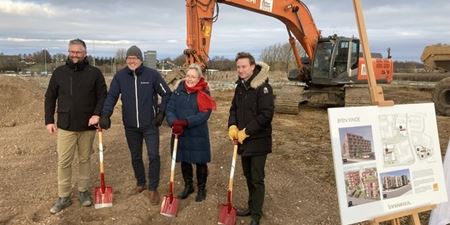Entreprenører, borgmester og ejendomsudvikler tager første spadestik til et nyt byggeri i Vinge. foto: Frederikssund Kommune.