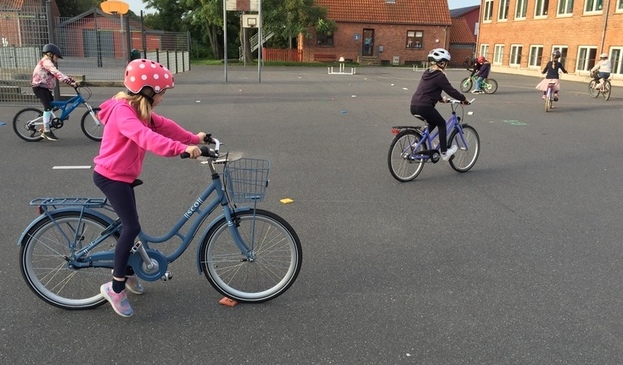 Cyklen skal bremses, så den standser med forhjulet lige ovenpå bogstaverne. Foto: Frederikssund Kommune.