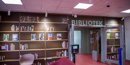 Indgangen til biblioteket i Jægerspris. Foto: Frederikssund Kommune, Kenneth Jensen.