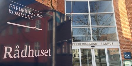 Skilt og indgangsparti til rådhuset i Frederikssund.