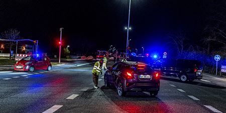 Fredag aften og nat var Politihjemmeværnet på plads for at vejlede folk ved broen som var lukket. Foto: Kenneth Jensen, Frederikssund Kommune.