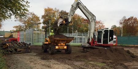Maskiner i gang med gravearbejdet ved det kommende aktivitetsbånd. Foto: Frederikssund Kommune.