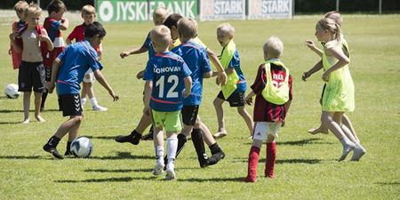 Børn spiller fodbold. Foto: Frederikssund Kommune, Kenneth Jensen.