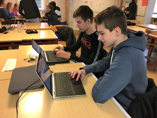 To drenge, Bertram og Daniel, sidder foran deres computere og arbejder med dagens opgave, nemlig at lave en fremlægning af deres fiktive families økonomi. Foto: Frederikssund Kommune.