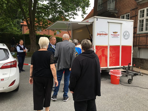 En pølsevogn sørgede for lidt at spise til gæsterne. Foto: Frederikssund Kommune.