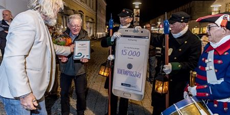 Udvalgsformand overrækker diplom og check til Slangerup Vægterkorps. Foto: Frederikssund Kommune, Kenneth Jensen.