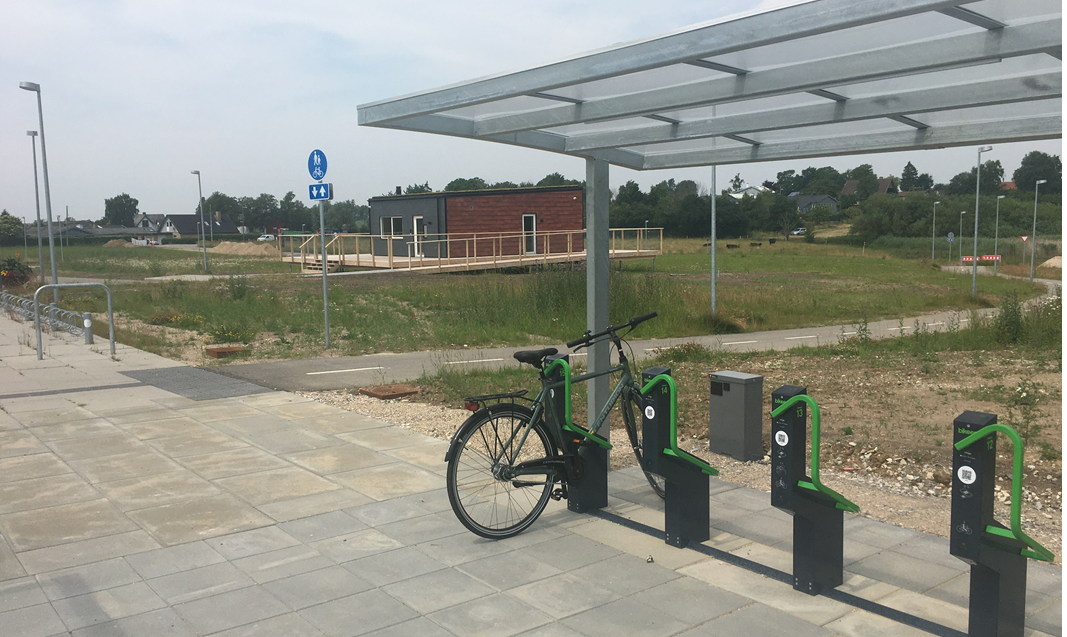 En cykel låst ved cykelparkeringen. Foto: Frederikssund Kommune.