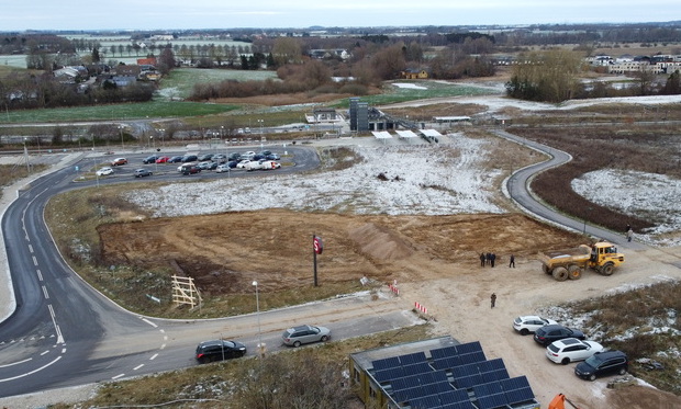 En af parcellerne, hvor Innovater skal bygge. I baggrunden ses Vinge Station. Foto: Frederikssund Kommune.