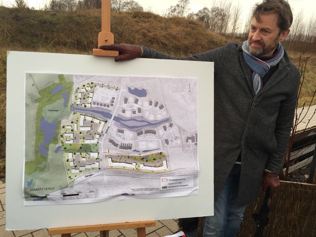 Koordinerende projektleder Dennis Ravn viser en planche over det nye lokalplansområde.