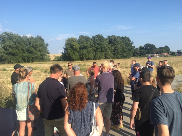 Vandreturens mål - marken, hvor der kan opføres tiny houses naturskønt ud til Præstemosen. Foto: Frederikssund Kommune. 