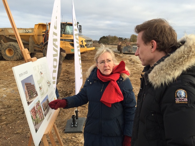 Borgmester Tina Tving Stauning taler med udviklingsdirektør Peter Søgaard fra Innovater ved en planche over byggeriet. Foto: Frederikssund Kommune.