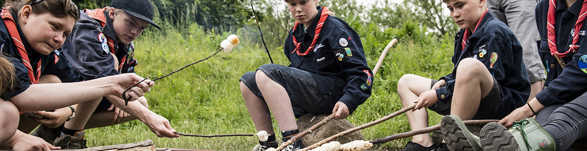 Spejdere bager snobrød. Foto: Kenneth Jensen.