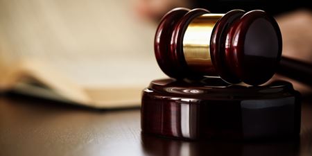 Dommerhammer ligger på et bord.