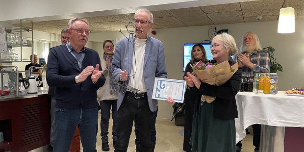 Fra venstre: Formand for Handicaprådet Tommy Fritzen, modtager af Handicapprisen 2023 Thomas Ulrik Wester og borgmester Tina Tving Stauning. Foto: Frederikssund Kommune.