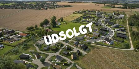 Dronefoto over området med byggegrunde. Et stort skilt viser udsolgt. Foto: Frederikssund Kommune