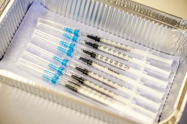 Kanyler med vacciner klar til brug. Foto: Frederikssund Kommune, Kenneth Jensen.