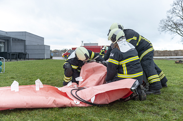 Beredskabet lægger watertube ud i Jægerspris ved Kignæshallen. Foto: Kenneth Jensen, Frederikssund Kommune.