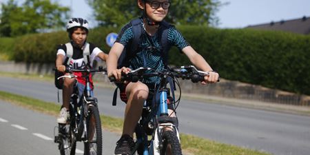 To drenge cykler på en cykelsti. Foto: Cyklistforbundet, Jens Hasse.