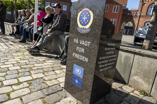 Mindesten på Torvet i Frederikssund og folk, der lytter til talerne. Foto: Kenneth Jensen.