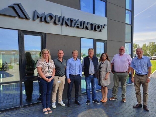 Fra højre: Torben Kjærgaard (kommunaldirektør), Peter Bo Andersen (adm. direktør i Frederikssund Erhverv), Amalie Liljetoft Pedersen (chef for Center for Job & Rådgivning), John Schmidt Andersen (borgmester), Henrik Støwer Petersen (adm. direktør), Jon Friedrich Wentzel (driftsdirektør), Jeanette Hassel (HR-direktør)