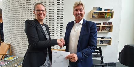 Direktør for Naturvidenskabernes Hus Maiken Lykke Lolck og borgmester John Schmidt Andersen giver hånd på den nye samarbejdsaftale. Foto: Frederikssund Kommune.