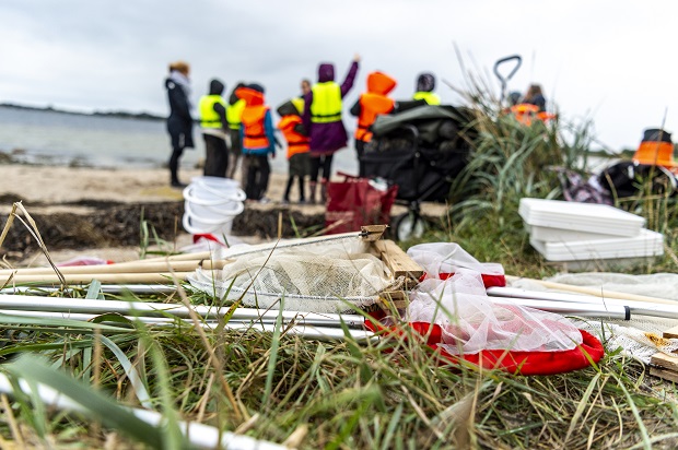 Fiskenet ligger i græsset og sandet mens elever står bagved og får instruktioner. Foto: Frederikssund Kommune, Kenneth Jensen.