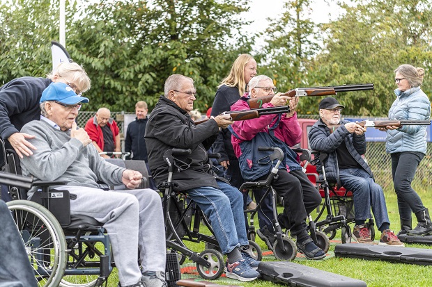 Fire ældre beboere fra omsorgscentre på række klar til at skyde. Foto: Frederikssund Kommune, Kenneth Jensen.