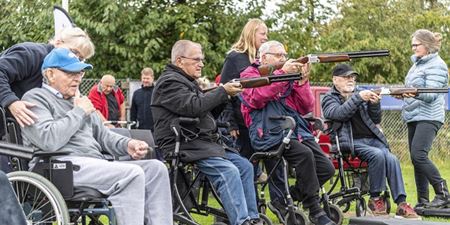 Fire ældre beboere fra omsorgscentre på række klar til at skyde. Foto: Frederikssund Kommune, Kenneth Jensen.