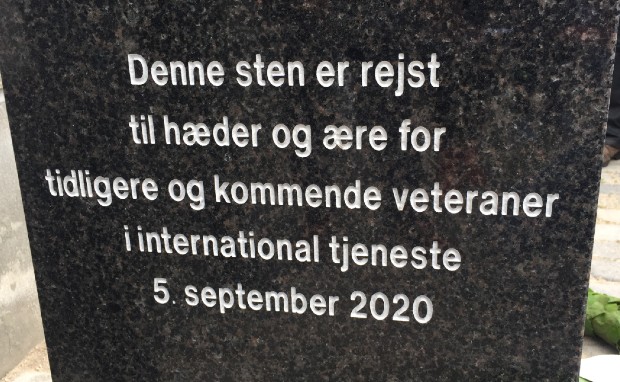 Mindesmærkets inskription på den vestvendte side. Foto: Frederikssund Kommune.