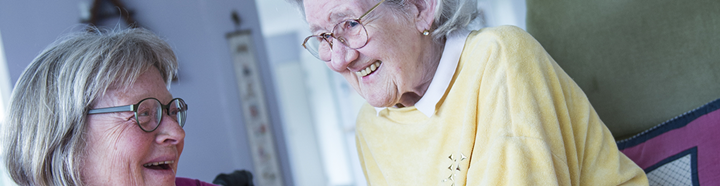 Smilende ældre kvinde og medarbejder på Nordhøj. Foto: Kenneth Jensen, Frederikssund Kommune.
