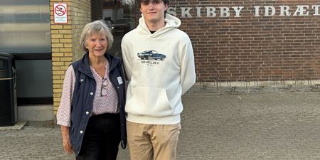 Lise Lotte og Alfred foran Skibby Idrætshal. Foto: Frederikssund Kommune