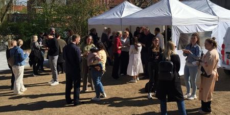 Ikke kun huset på Lundevej 11 har fået en overhaling af håndværkerne. Også pladsen foran huset er blevet renoveret og får blandt andet tre handicapparkeringspladser. Foto: Frederikssund Kommune.