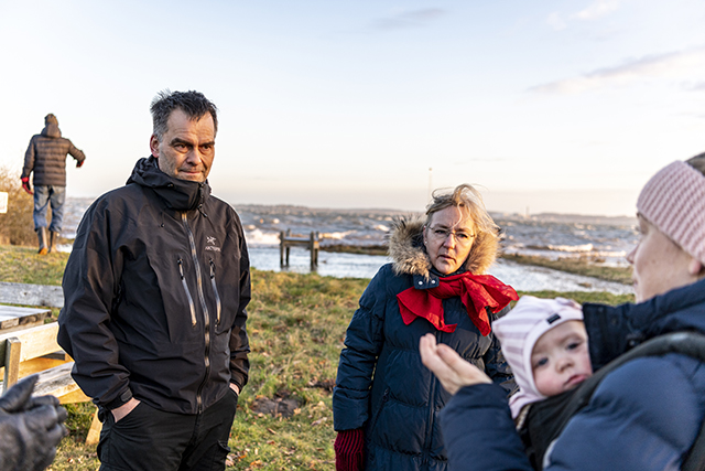 Borgmester Tina Tving Stauning (A) i samtale med borgere i Kulhuse ved Vigen. Foto: Frederikssund Kommune, Kenneth Jensen.