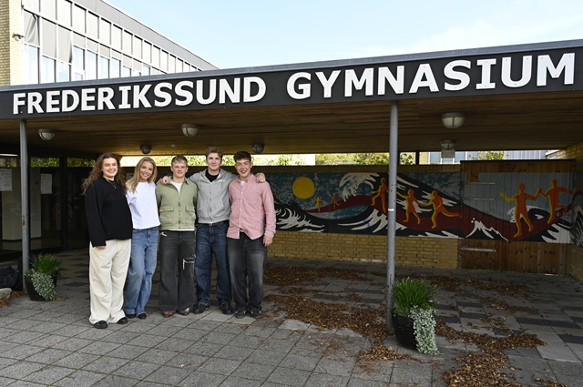 Fem unge foran Frederikssund Gymnasium. Foto: Frederikssund Gymnasium
