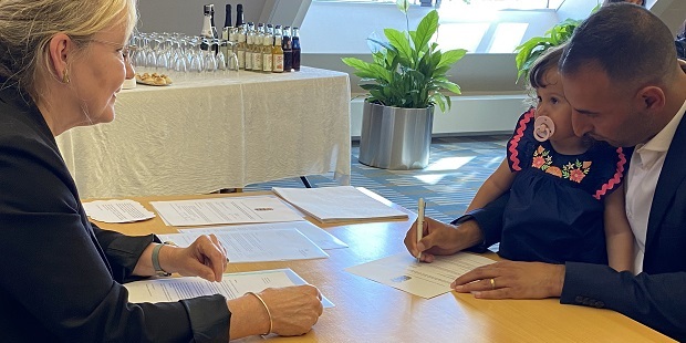 Der skrives under på statsborgerskabet. Foto: Frederikssund Kommune.