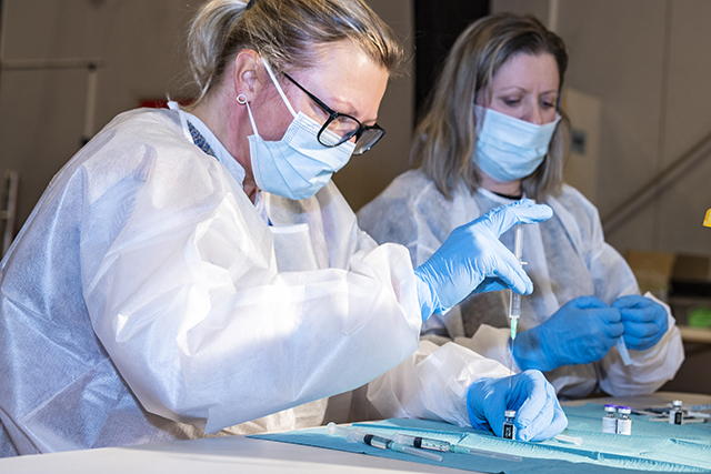 To sygeplejersker gør vaccinekanyler klar til brug. Foto: Kenneth Jensen, Frederikssund Kommune.