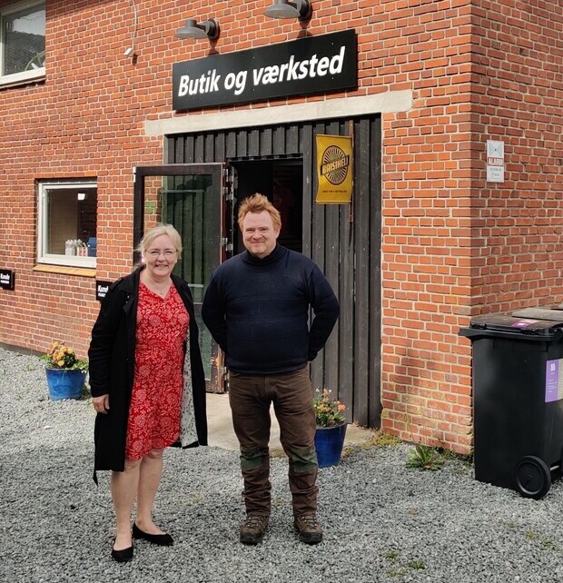 Borgmester Tina Tving Stauning og administrerende direktør Niels Bonefeld. Foto: Frederikssund Kommune.