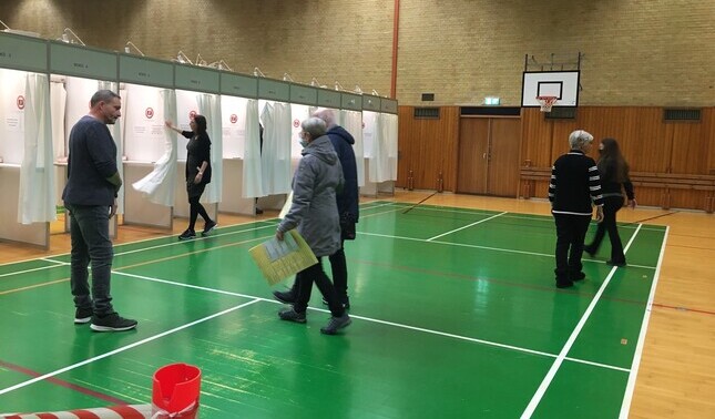 Vælgere på vej hen til stemmeboksen. Foto: Frederikssund Kommune.