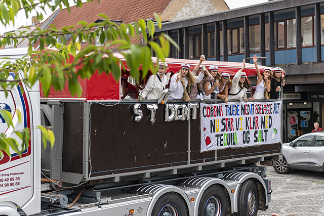 Studenterne ankommer til Torvet fredag. Foto: Kenneth Jensen, Frederikssund Kommune.