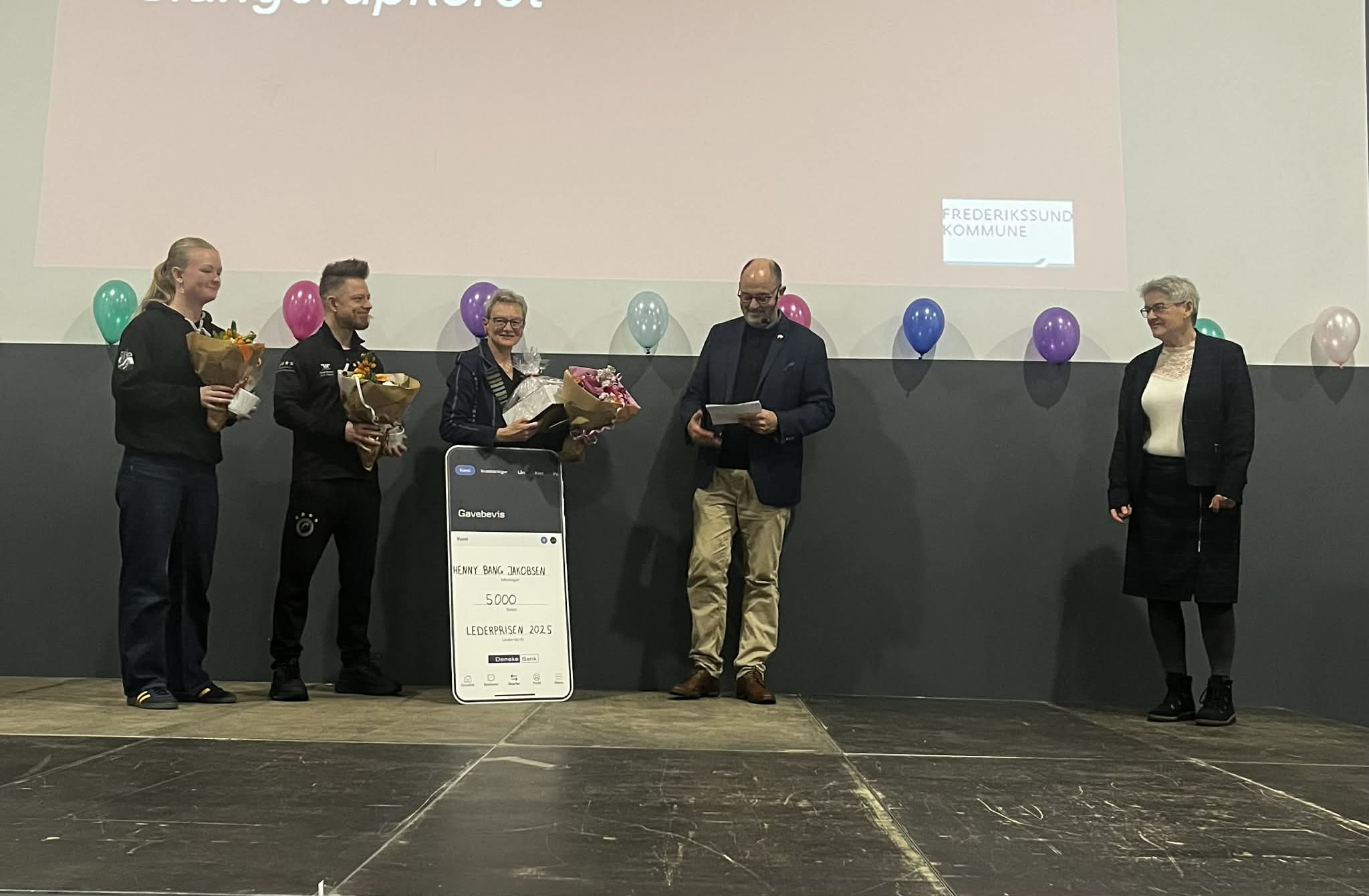 Henny Bang Jakobsen modtager lederprisen. Foto: Frederikssund Kommune