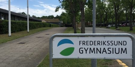 Indgangen til Frederikssund Gymnasium med skilt i forgrunden med teksten Frederikssund Gymnasium. Foto: Frederikssund Kommune.