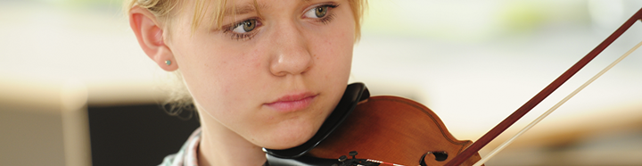 Pige med violin. Foto: Kenneth Jensen, Frederikssund Kommune.