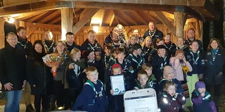 Medlemmer af spejdergruppen Grevinde Danner samt formand og næstformand for Folkeoplysningsudvalget. Foto: Frederikssund Kommune,.