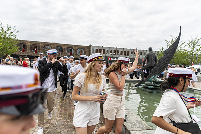 Der danses om springvandet. Foto: Kenneth Jensen, Frederikssund Kommune.